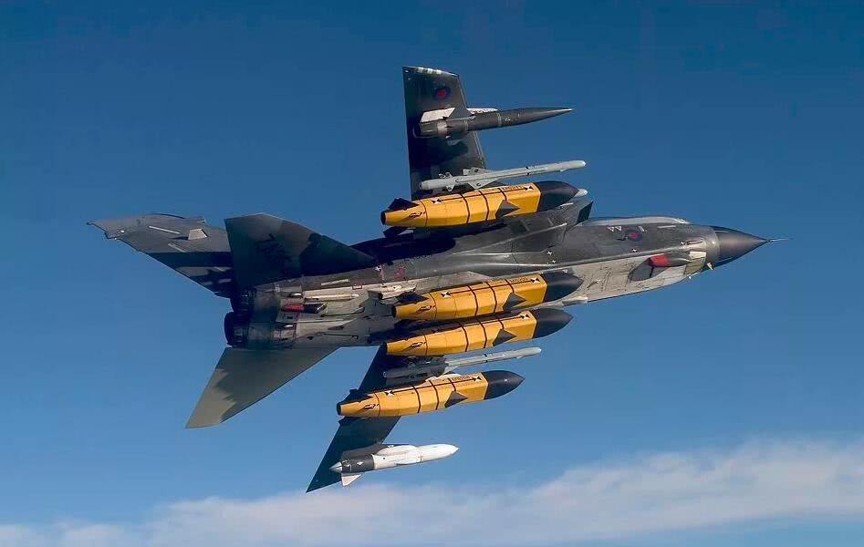 飞豹战斗机研制趣闻:总师在外参观看到一柜子书,节省了11亿