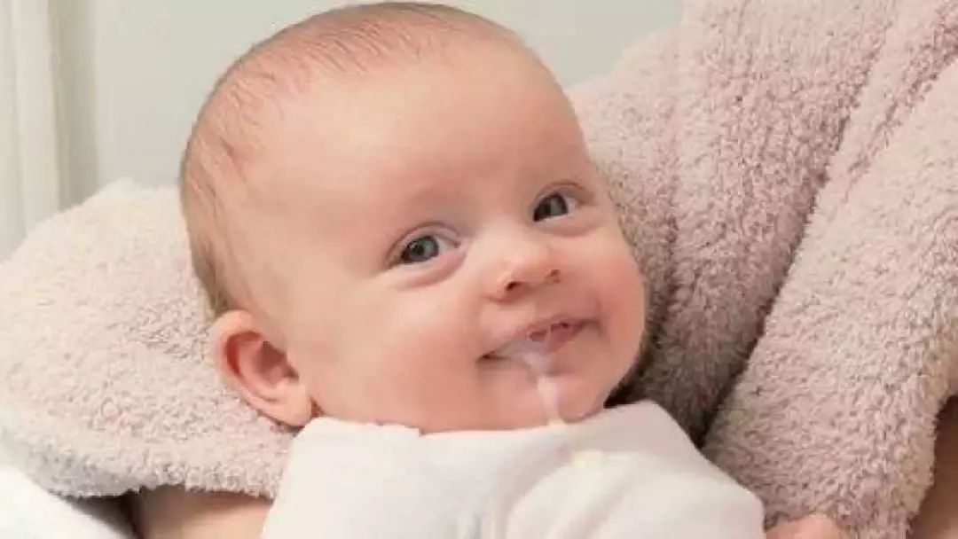 宝宝吃奶后就吐奶是有病吗？这样做可以让宝宝少遭罪