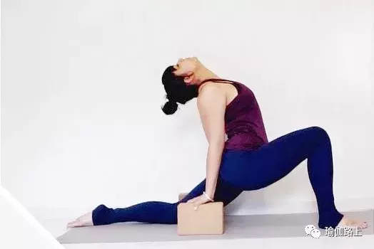 用上 瑜伽磚/帶 這樣練新月式，加強你的後彎！