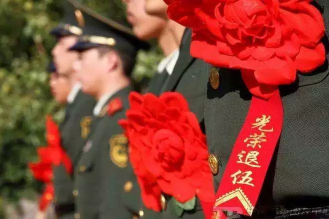 cba为什么要擦地(退伍“擦地哥”擦出20万年薪，怎么做到的？)