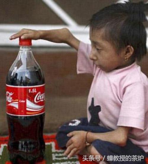 世界上最小的人类是哪些，14岁身高50厘米，坐下时与可乐高度差不多？