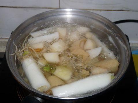 风寒咳嗽食疗:葱白萝卜炖雪梨