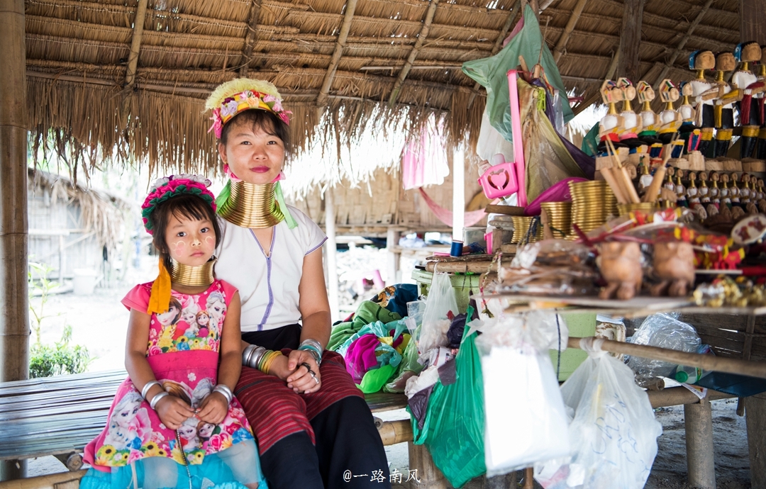泰国有个奇异村落，女人靠拉长脖子吸引游客，有人说很残忍！