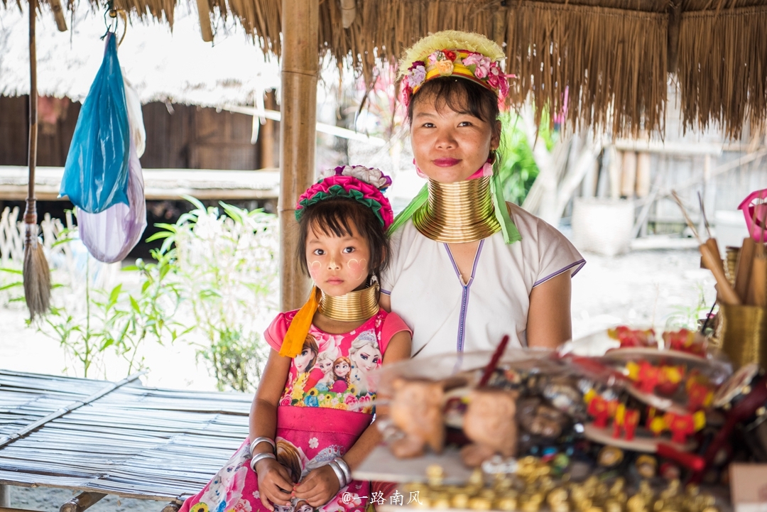 泰国有个奇异村落，女人靠拉长脖子吸引游客，有人说很残忍！