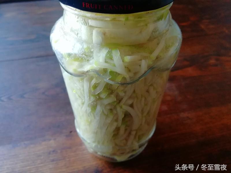 妈妈教的芥菜咸菜的做法，炒一炒，放在罐子里，2天后辣味呛鼻