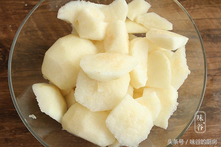 秋梨膏再也不用买，详细做法分享给你，每天一勺，润肺止咳好滋补