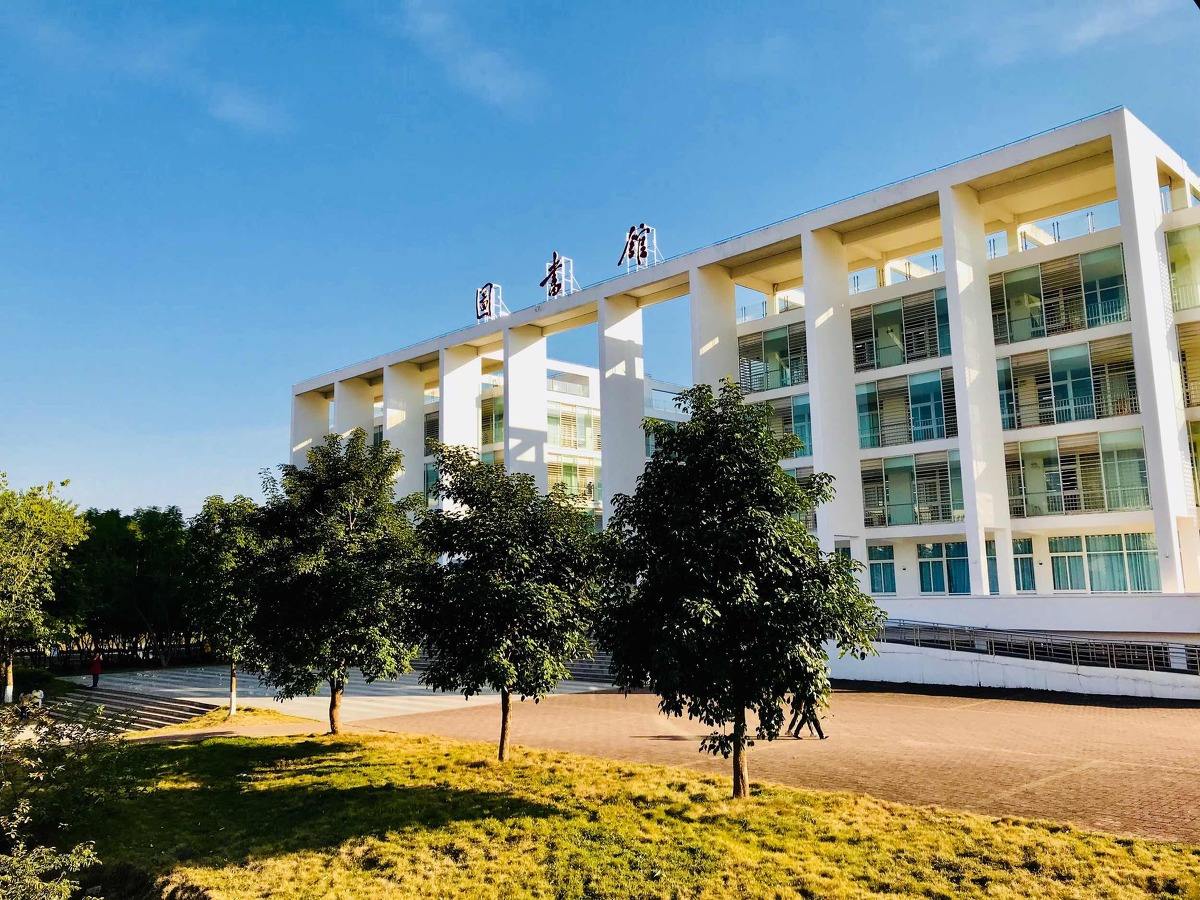 此大学综合实力非常强大，就业率也很好值得考生报考