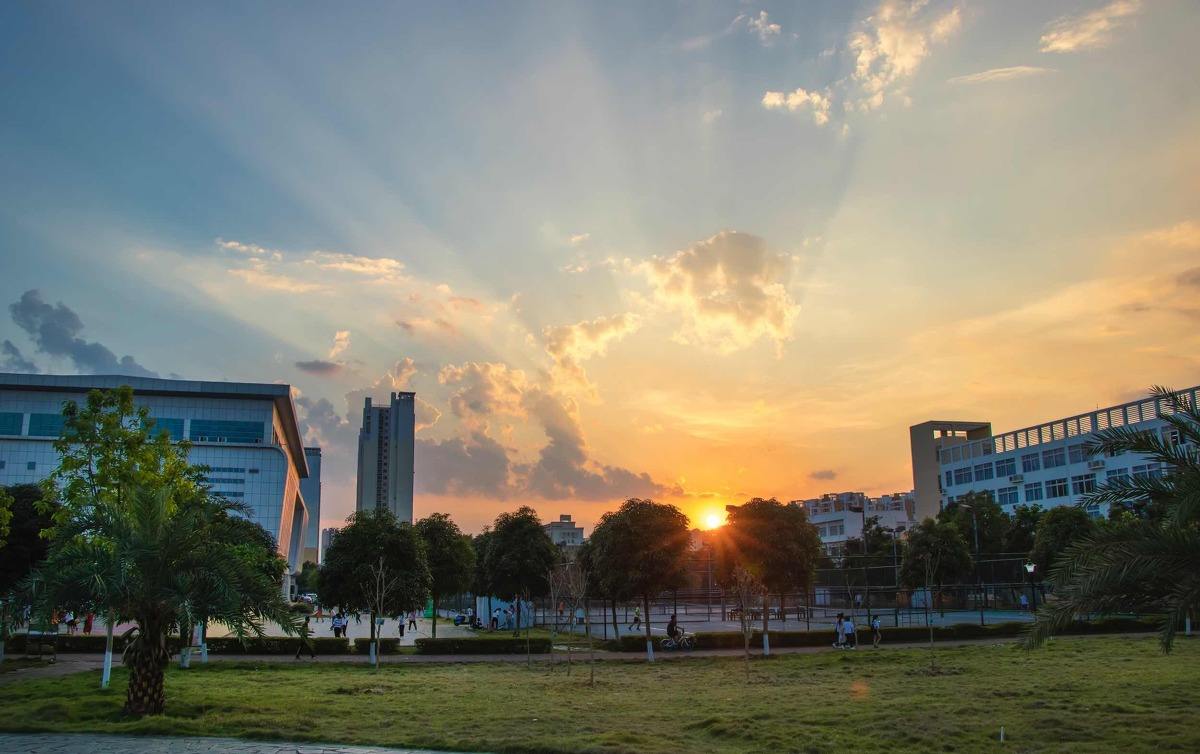 此大学综合实力非常强大，就业率也很好值得考生报考