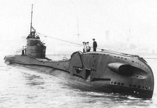 1935年，一艘巨轮“海神号”在风暴中解体，乘客生死未卜。