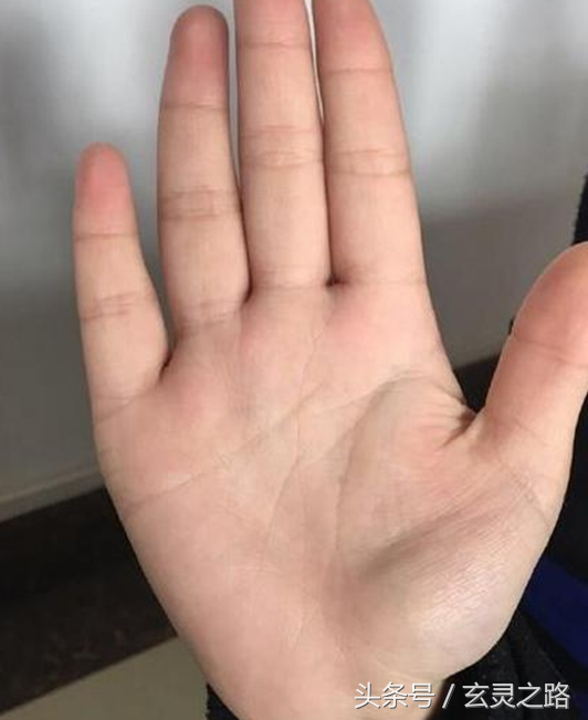 在大拇指的第一个关节上,有一个纹路叫做凤眼纹,一般情况下,有这个纹