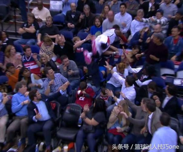 nba球星为什么要救球(NBA8大经典救球瞬间：韦德单膝跪地救球，库里与奥尼尔待遇差别大)