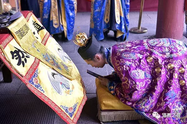 今日萨祖圣诞,咒枣书符、铁罐施食、方方阐教,做万法宗师