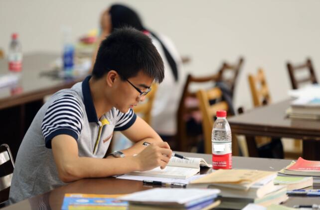 985、211大学到底哪好？毕业生说出3点优势，普通大学确实比不了