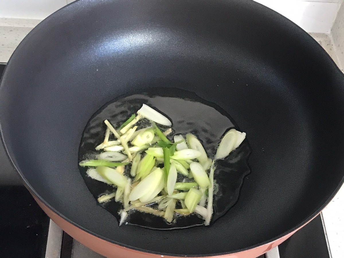 羊肉面条的做法家常（教你做简单快手汤鲜肉嫩的羊肉面）