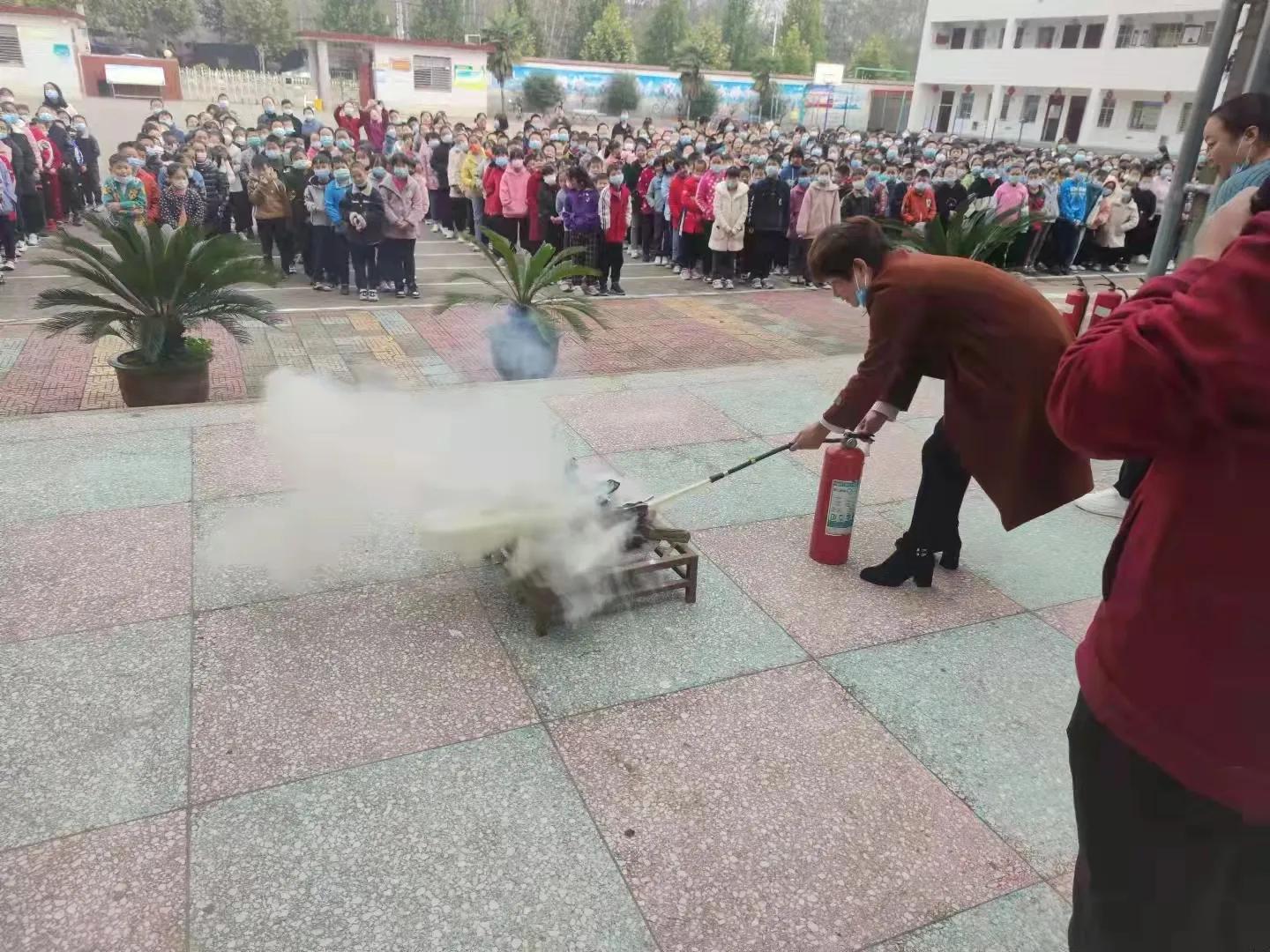 丁河小学进行如何使用灭火器