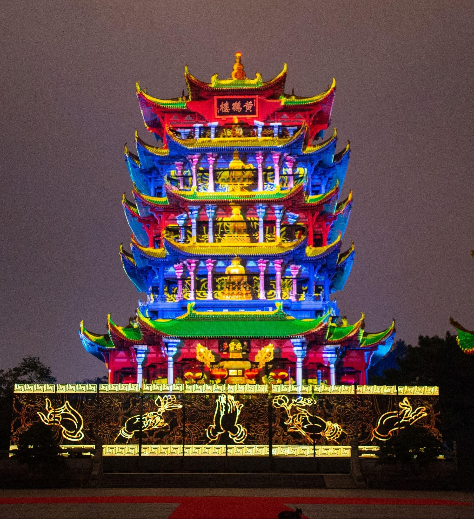 黄鹤楼不讲票德,白天免费晚上双倍,天黑不见坑,还是越夜越精彩