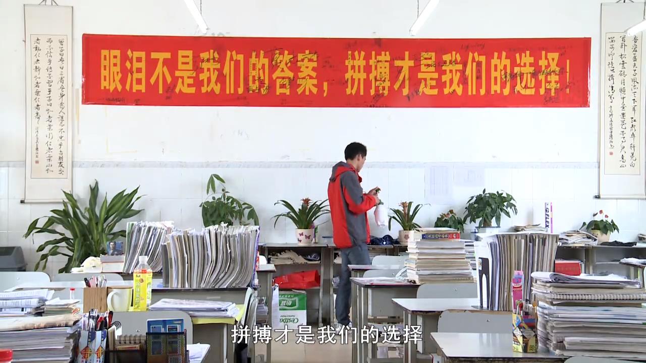 “高考疯子”复读12年，为2万奖金从“211”退学，今年他又来了…