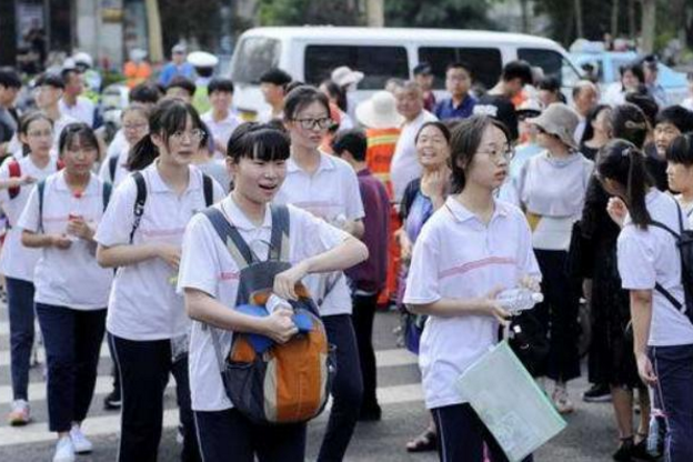 新高考模式对3种学生“很不利”，高二再改很难，高一学生要避免