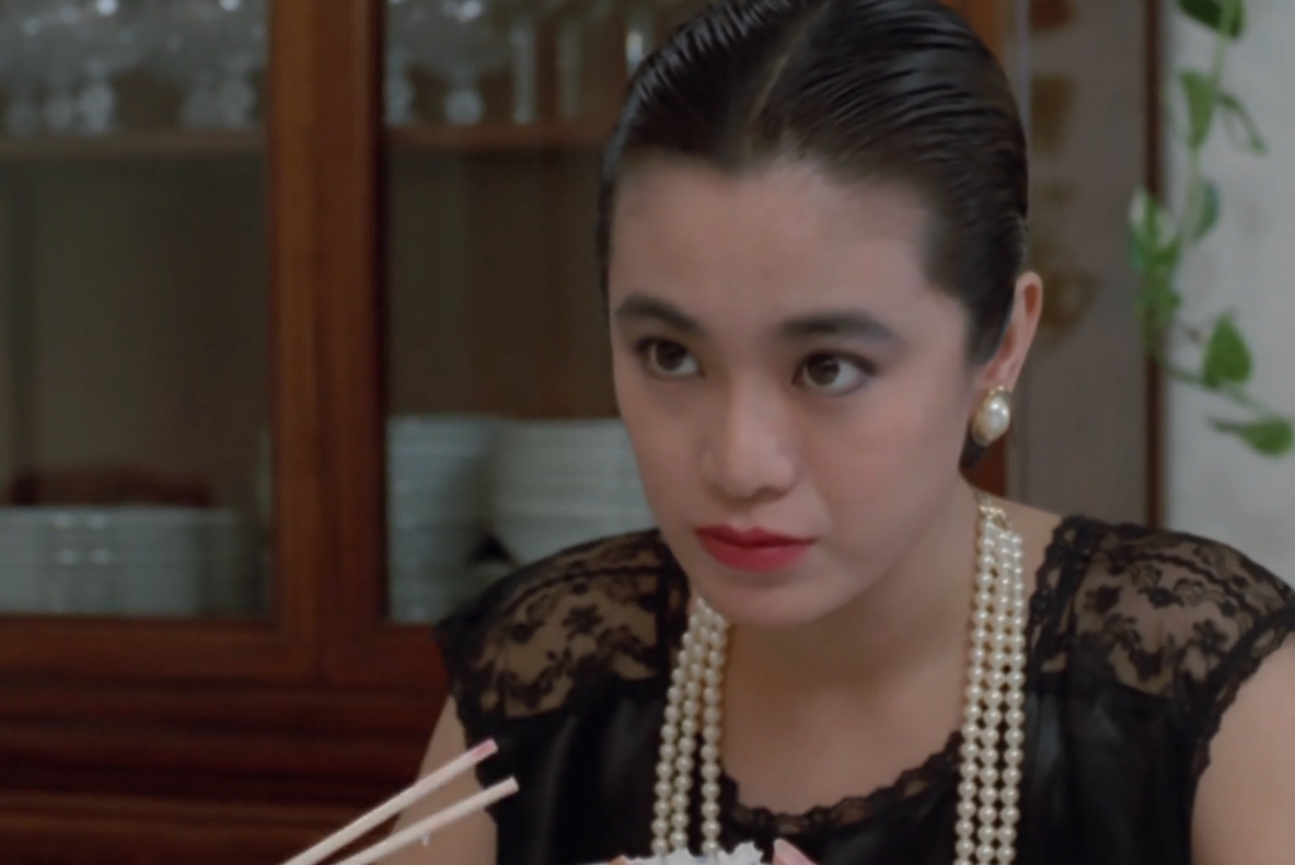 得知鹧鸪菜是何东诗的初恋情人,光头神探(麦嘉饰演)不由醋意大发.