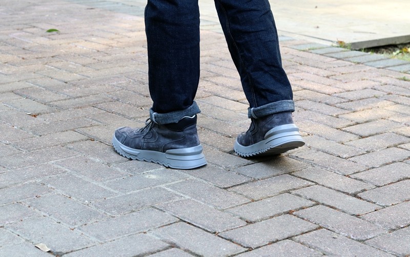 小米有品上架简约都市休闲风手工男鞋：款式新颖，穿着舒服