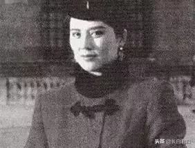 她坐过牢,拍过三级级片,被美国总统接见,如今还宛如少女