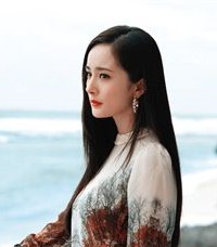 方脸女生别总留中分了，试试这4款瘦脸发型，显脸小还很时髦