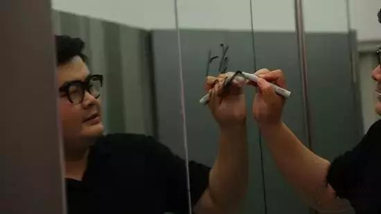 北漂母女住“三角”房，母女同住无隐私，厨房油烟飘全屋，47㎡逆袭