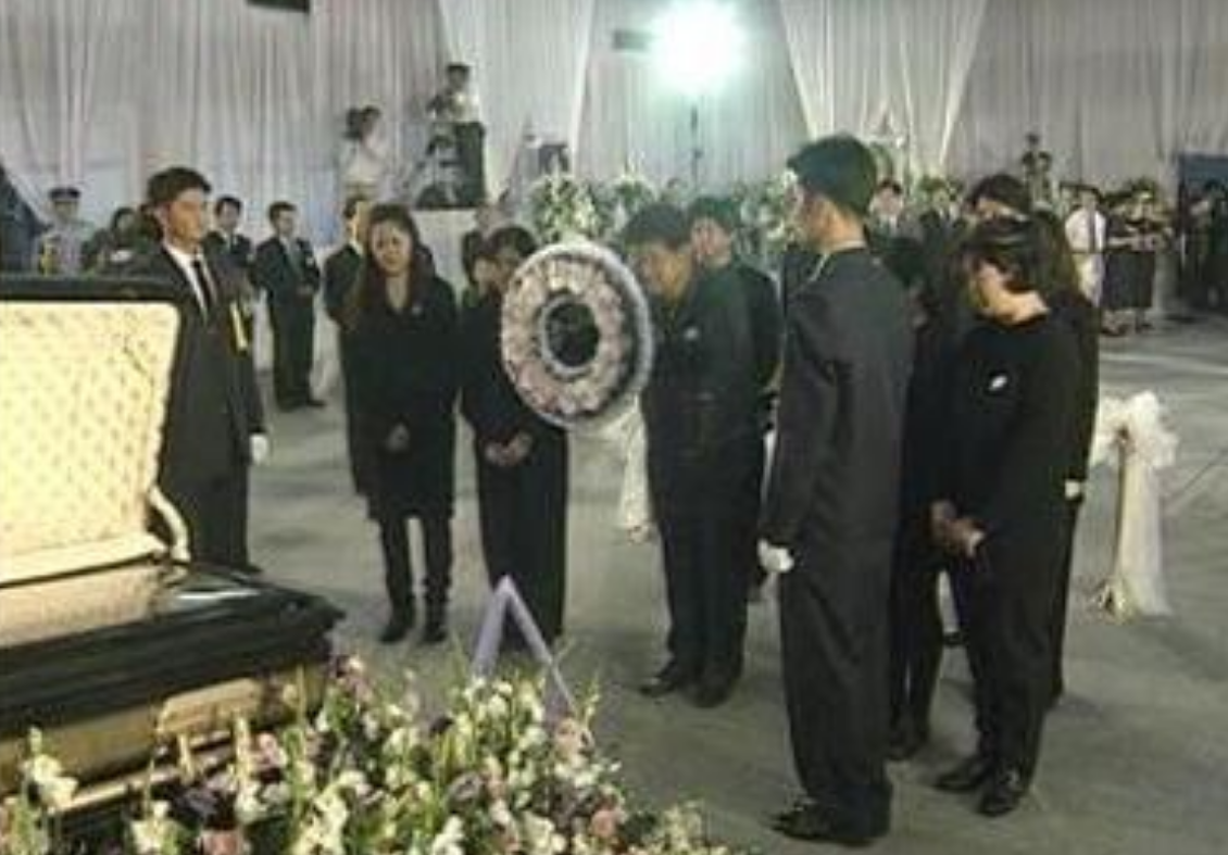 邓丽君死因成谜，覆盖国民党党旗下葬，国军少将：她是个女特务