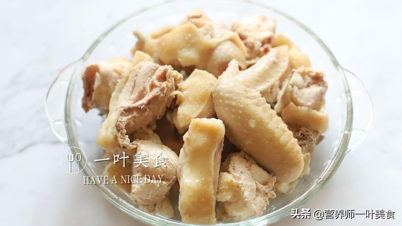 轻松取椰肉，煲广东椰子鸡汤，鲜甜滋润、不上火，一家老小都能喝