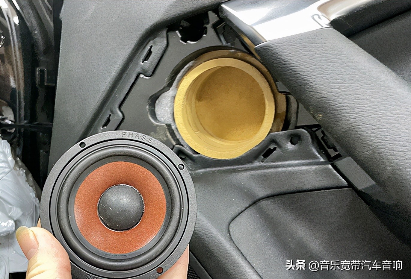新款奥迪A6改装日本PHASS妃仕三分频 享受羊毛盘喇叭纯净的声音