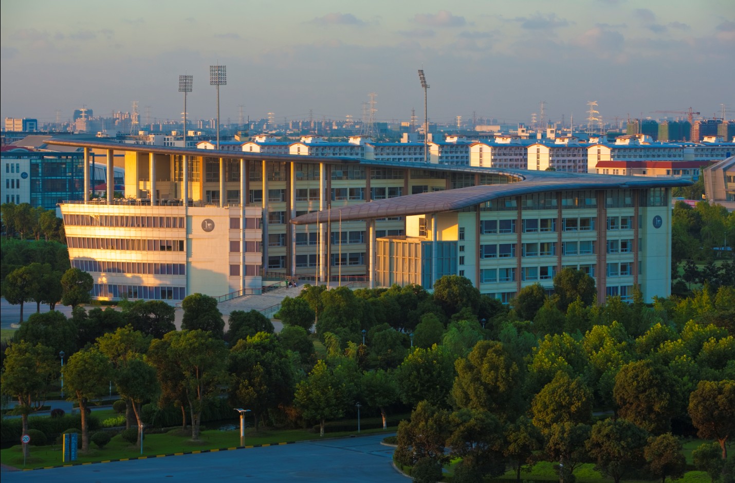 招生1024人学费5万元每年，上海艺术学院2021年录取数据分析