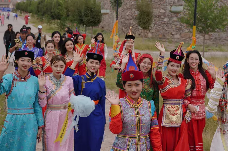 世界旅游小姐畅游巴彦淖尔，美女＋美景，保证让你看花眼