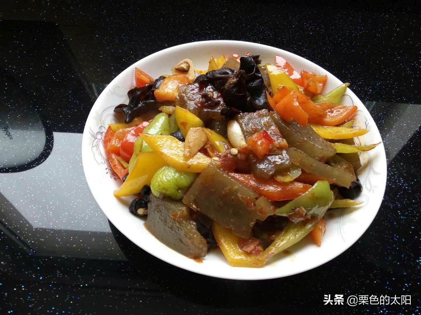 炒皮渣的家常做法（素食也美味五颜六色炒皮渣教程）