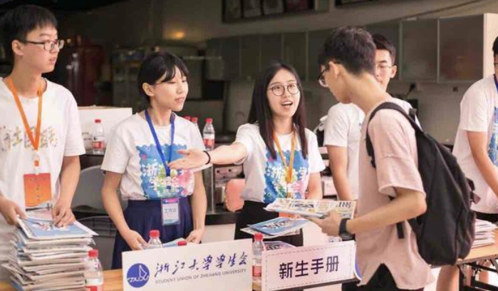 大学生拍创意毕业照走红，造型让人脑洞大开，为啥当初我没想到？