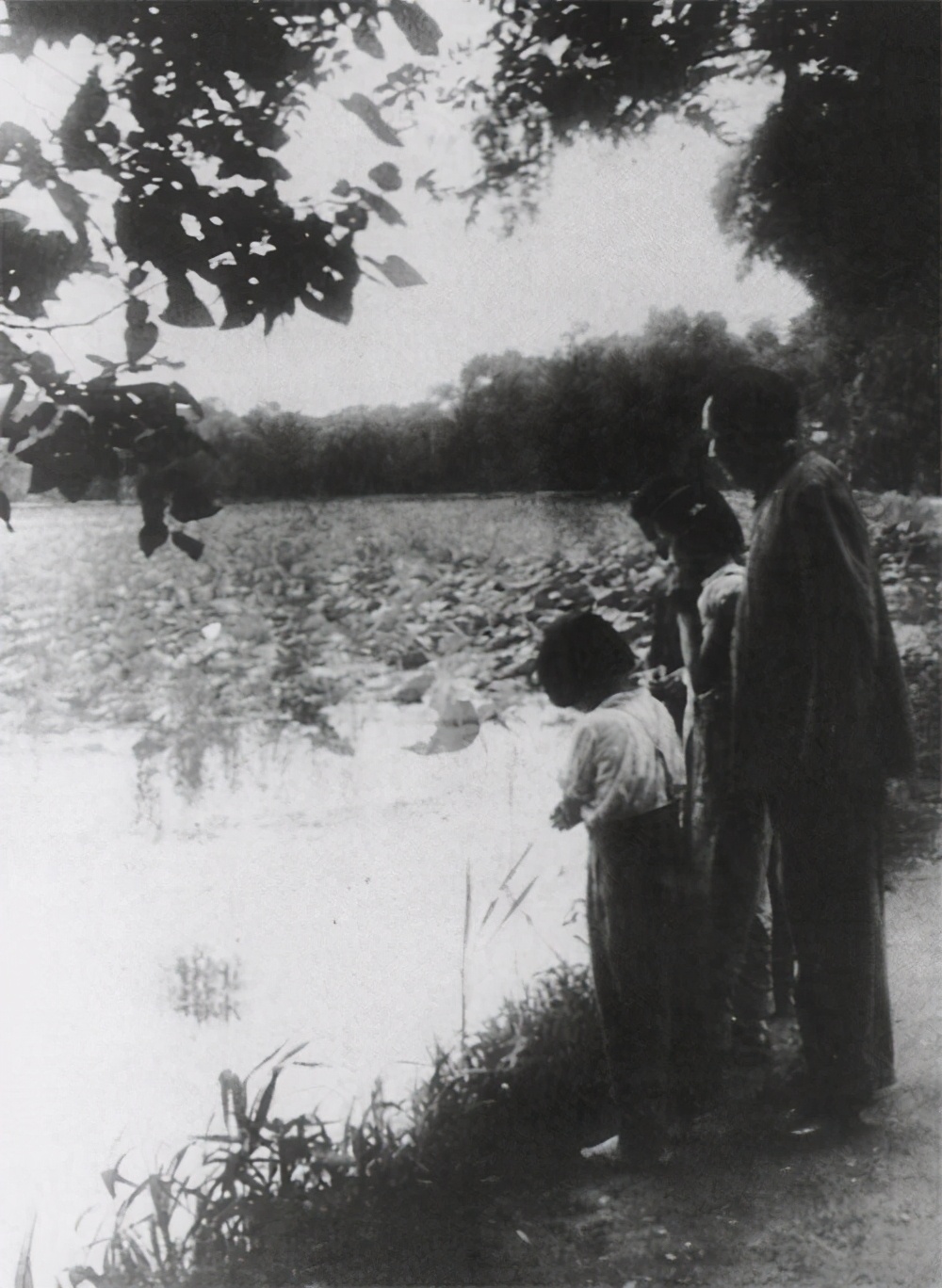 毛泽东痴迷游泳，1956年游长江诗兴大发，写下《水调歌头·游泳》