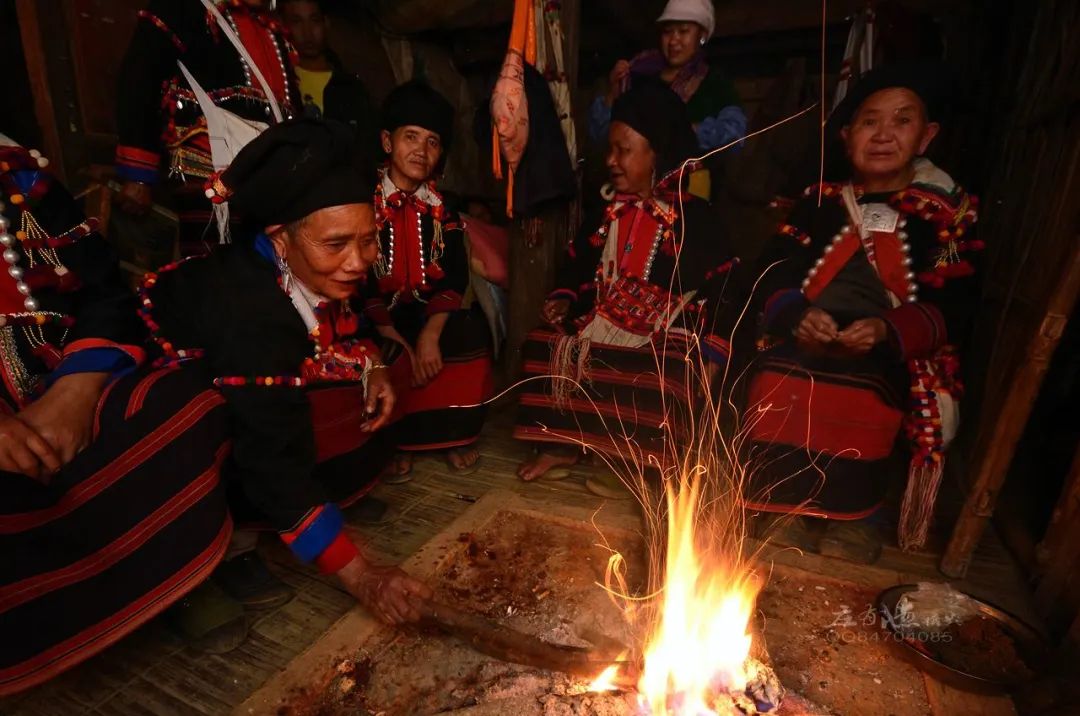 在这里,冬天会很冷,纳西族便会在家中央置一个火塘,中间是扑通扑通