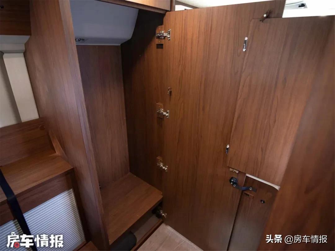 新款丰田考斯特房车，4.0L动力足，大沙发特舒服行李箱能住人