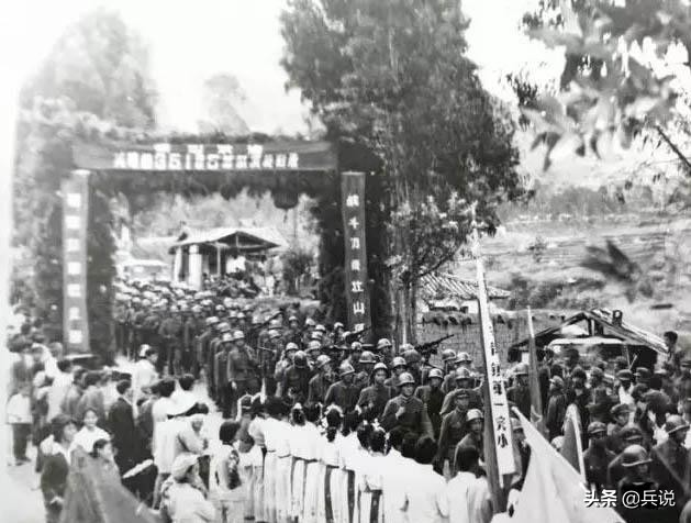 老山作战，部队寄住山村，房东姑娘含苞欲放，眼睛会说话