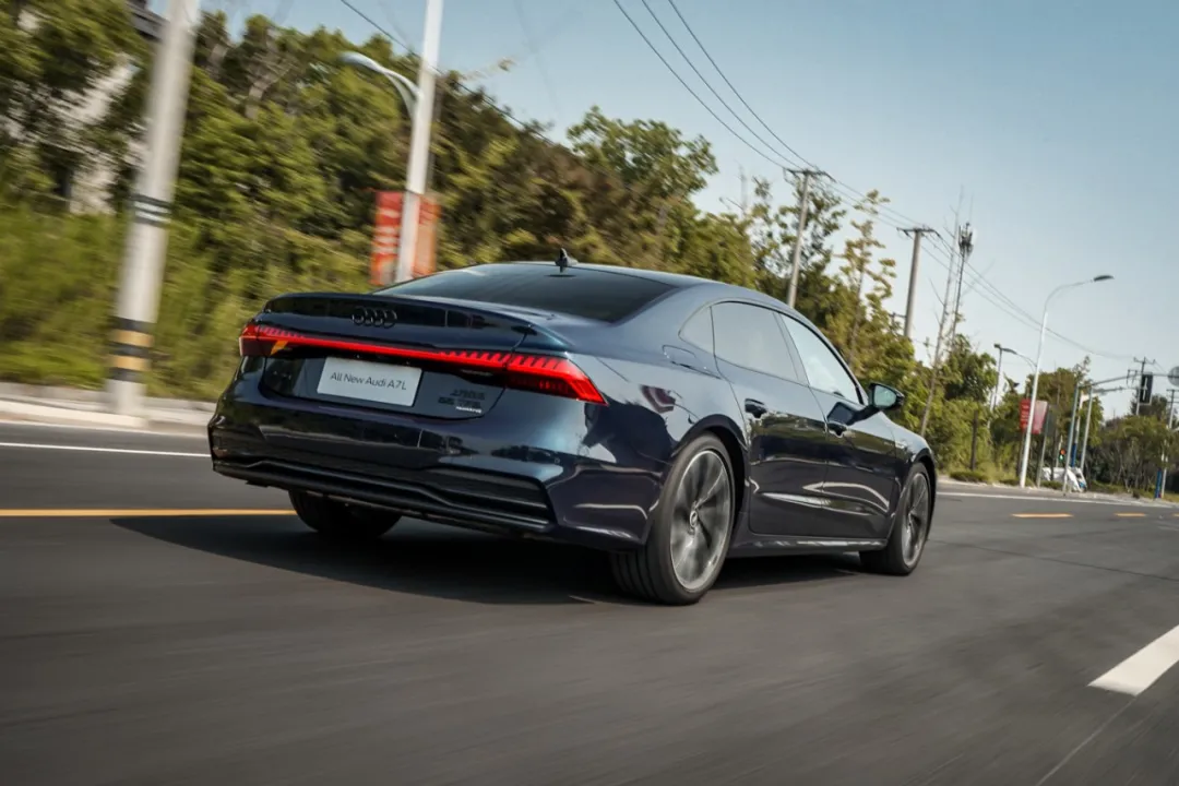 3.0T V6，5.6秒破百，配置比肩自家旗舰，看完价格我哭了