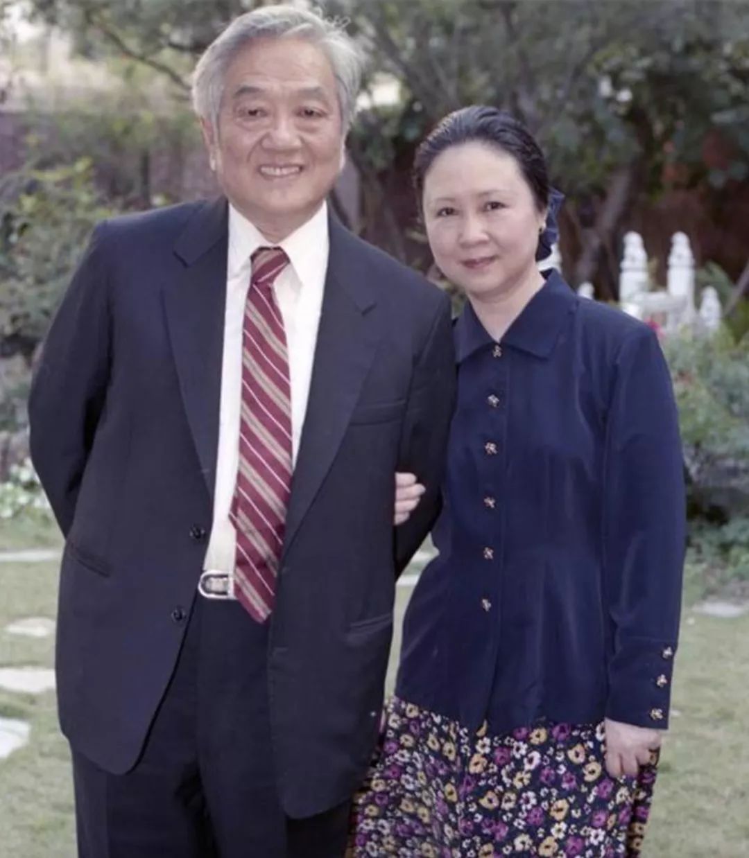 琼瑶92岁丈夫平鑫涛去世,网友:遗产大战要开始了