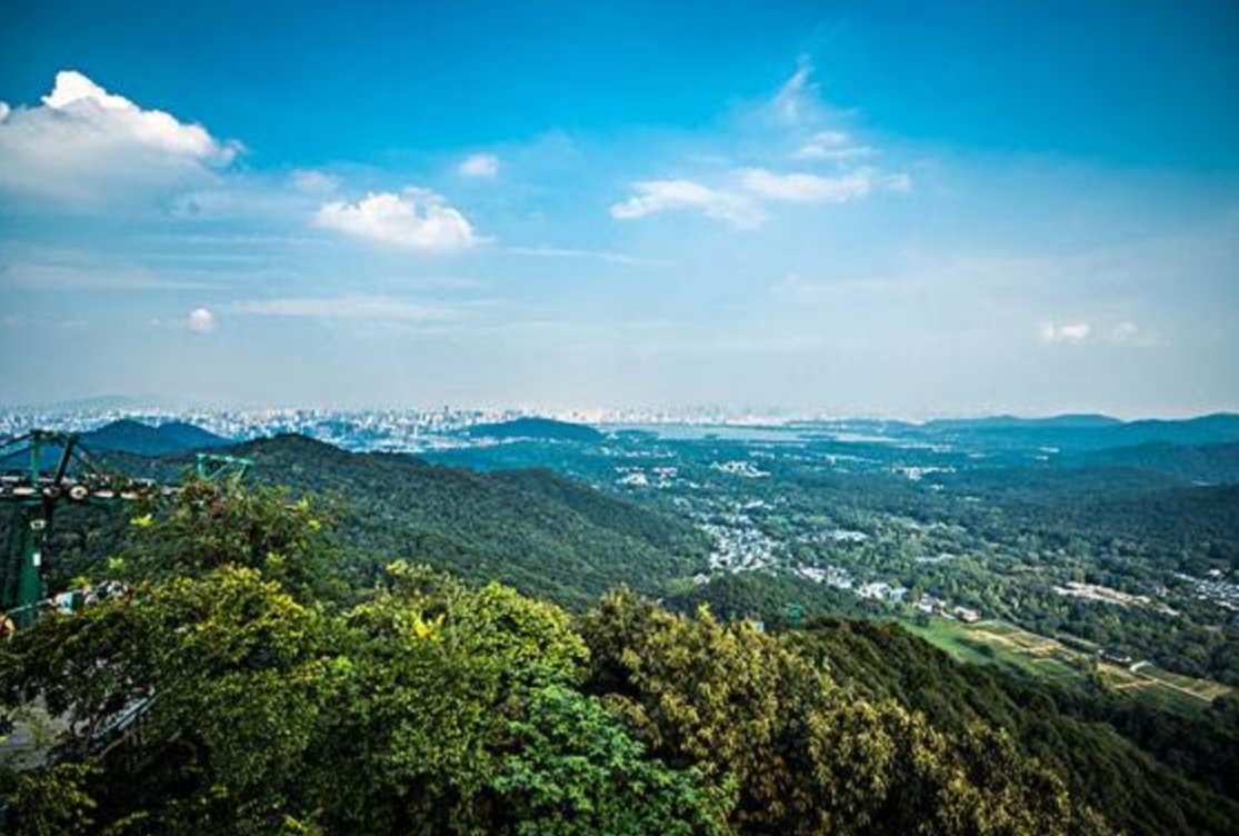 山，人格化的象征：毛主席的《五律.看山》写出他与山的特殊情结