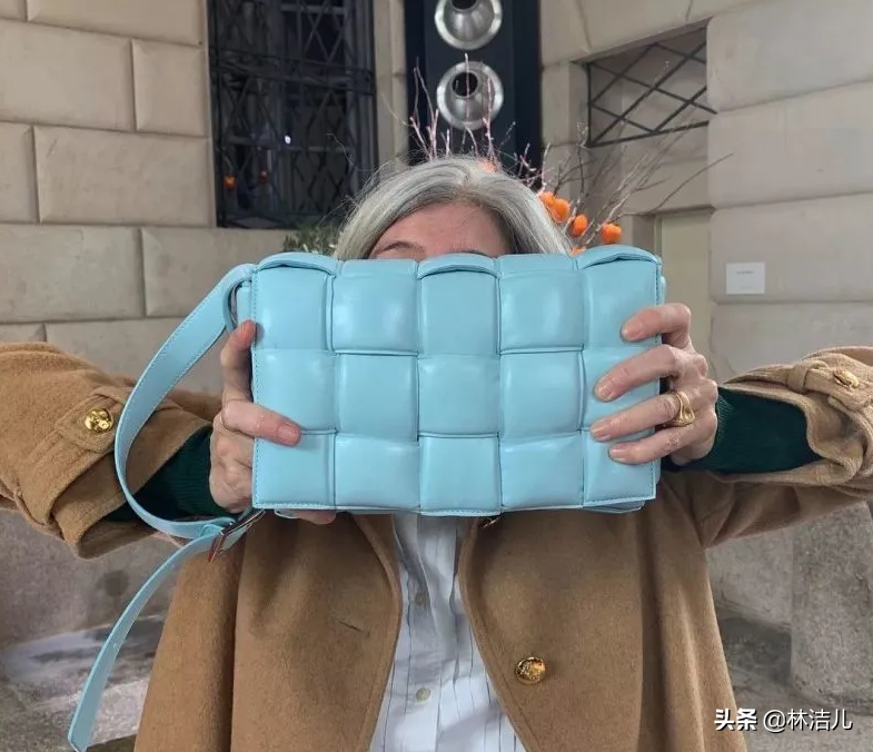 2020一季度最受欢迎时尚单品TOP10，Gucci裤袜上榜，BV枕头包夺冠