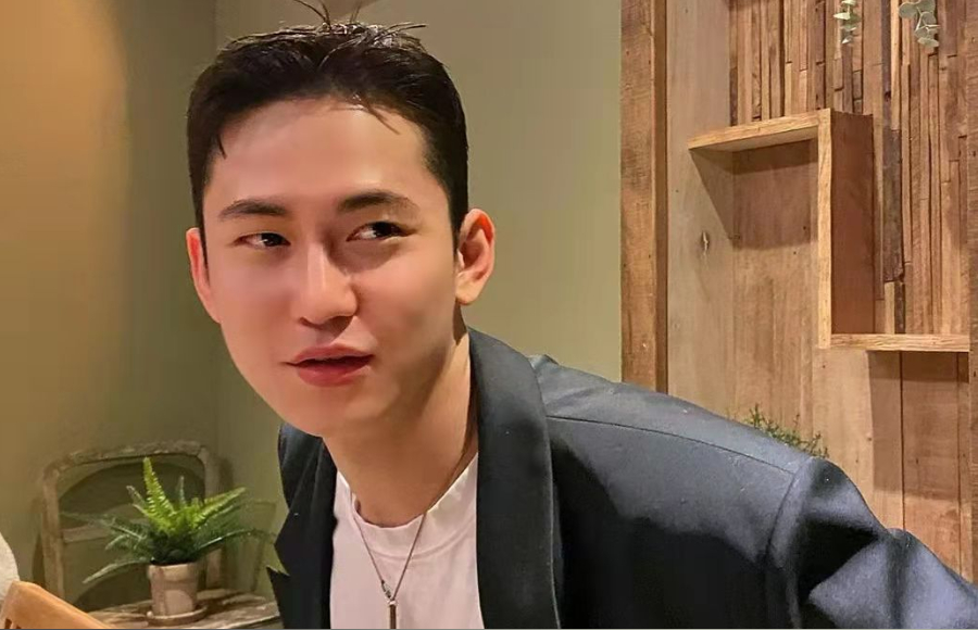 别再烫摩根碎盖了，伤发难打理，现在流行“服帖烫”，阳光又帅气