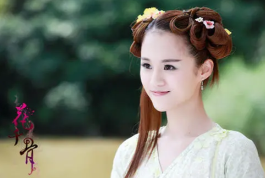 《青春派》,剧中饰演了气质出众的学霸女神黄晶晶