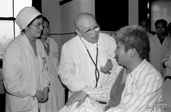 国立湘雅首任院长，71岁被关进牛棚，总理亲自营救，88岁高龄入党