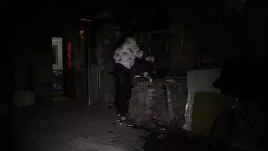 公婆、亲妈、夫妻俩住同一家，纸板隔成3间房，窄小难转身，隐私成谜
