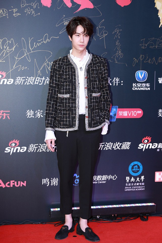 王一博"寸头发型"有熟男感,穿小香风垫肩西装,痞帅痞帅的