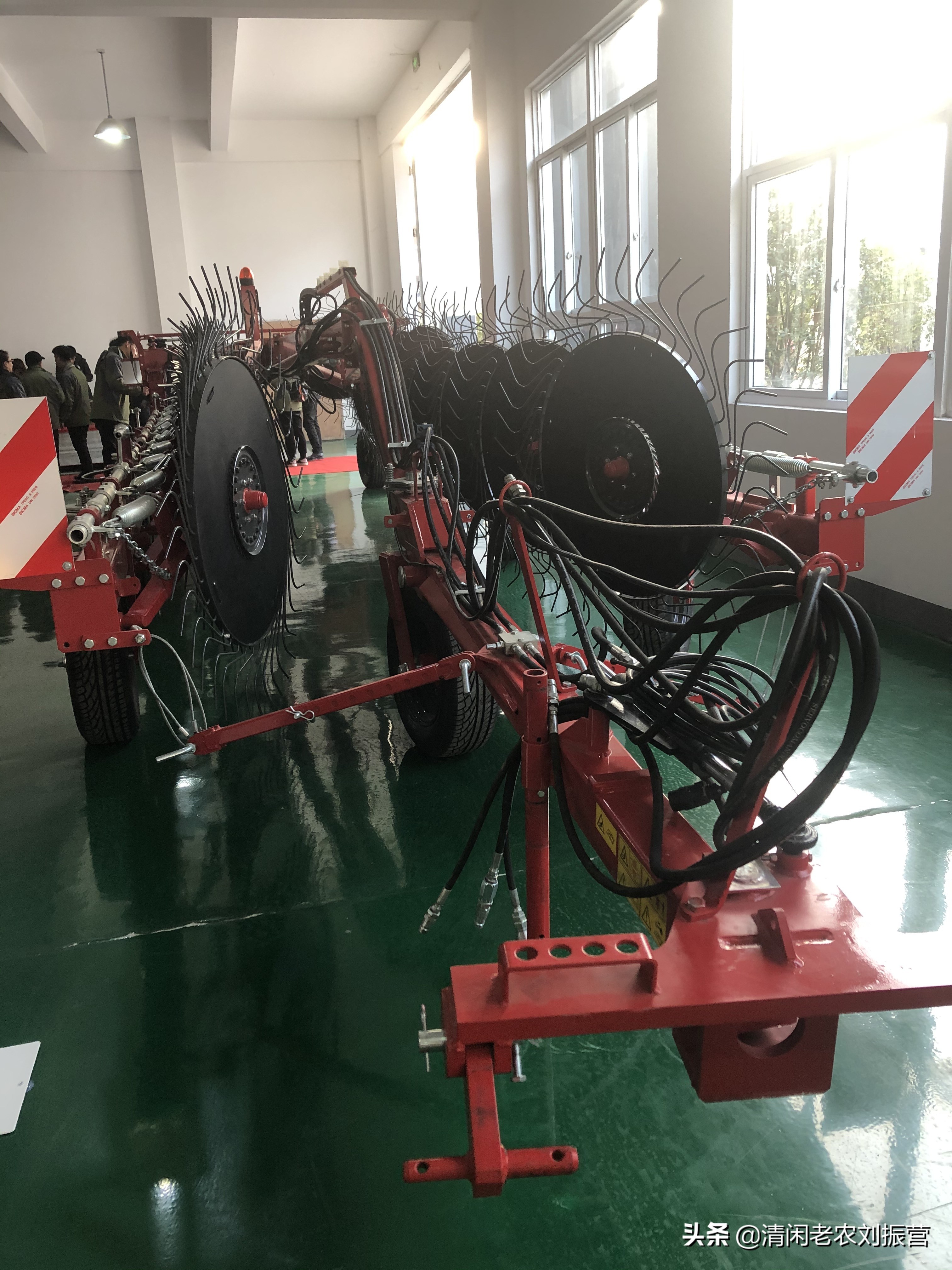 摟草打捆青貯，畜牧機(jī)械發(fā)力——國際農(nóng)機(jī)展上的牧草機(jī)械