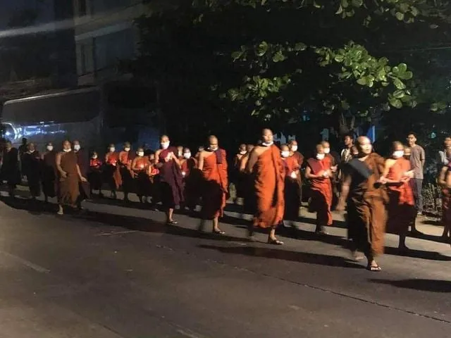 缅甸仰光僧人夜间走上街头，为在示威中丧生的人祈福诵经
