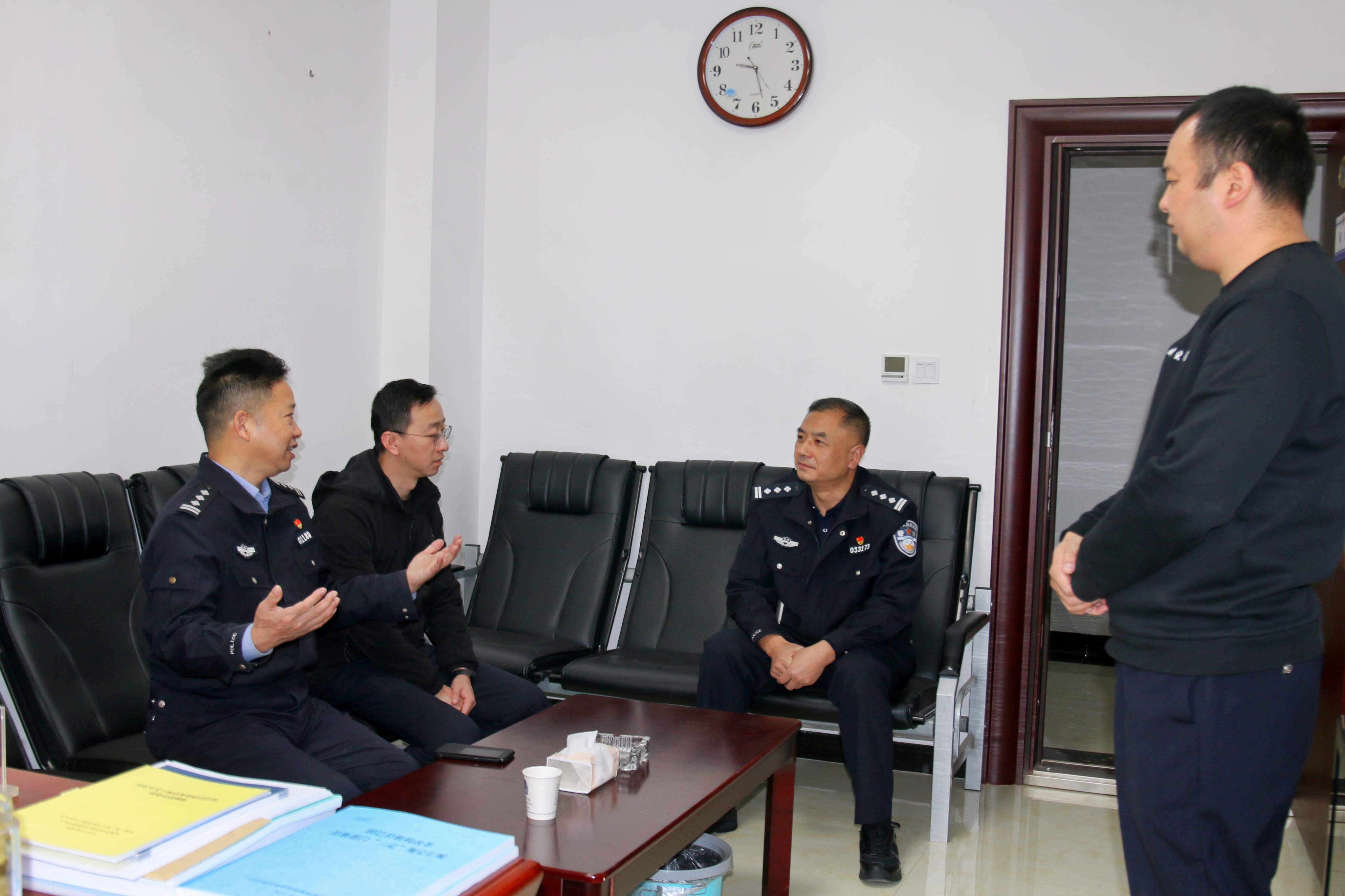 汉中市公安局政治部副主任门睿一行到镇巴县公安局督导检查近期重点工作